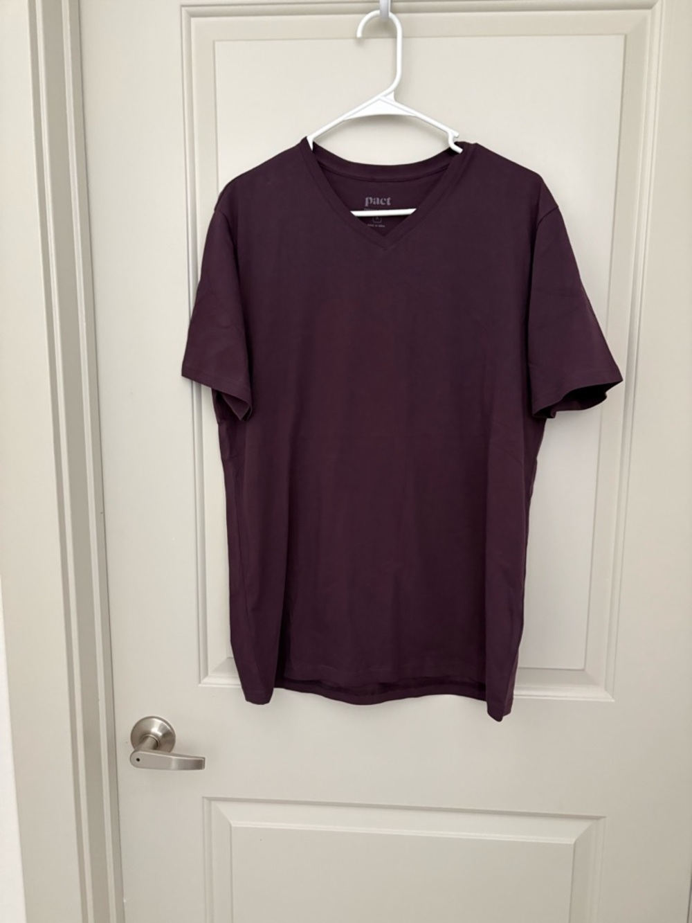 Pact Men's V-Neck T-Shirt in Deep Plum Organic Cotton NWOT Size M - Picture 3 of 5